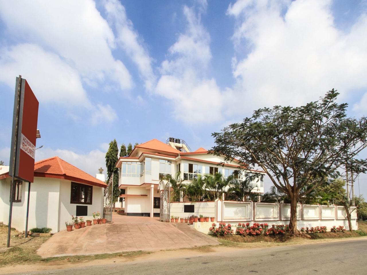 Hôtel Bota Royal à Kushālnagar Extérieur photo